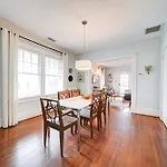 Holiday home Elegant 1br In Elizabeth With Covered Porch *