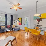 Bright And Restful 2br Near Uptown With Balcony Holiday home