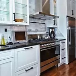 Holiday home Beautifully Furnished Modern 2br With Balcony Charlotte