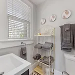 Stylish Myers Park 2 Bedroom With Screened Porch *