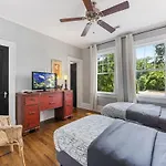 Holiday home Contemporary Gem In The Heart Of Myers Park *