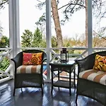 Beautifully Furnished Modern 2br With Balcony * Charlotte