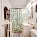 Holiday home Elegant 1br In Elizabeth With Covered Porch