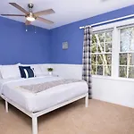 Holiday home Disconnect At With Great Surroundings In Charlotte, North Carolina *