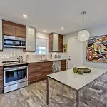 Spacious Condo With Easy Access To Uptown