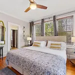 Contemporary 2br In Myers Park With Screened Porch