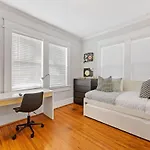 Holiday home Vibrant And Cozy 2br Near Uptown With Balcony *