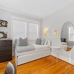 Holiday home Vibrant And Cozy 2br Near Uptown With Balcony