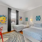 Holiday home Bright And Restful 2br Near Uptown With Balcony *