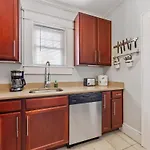 Bright And Restful 2br Near Uptown With Balcony