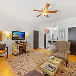 Chic 1 Bedroom Units Near Dilworth Holiday home *