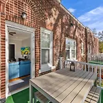 Vibrant And Cozy 2Br Near Uptown With Balcony