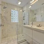 Spacious Condo With Easy Access To Uptown