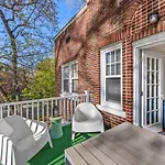 Vibrant And Cozy 2Br Near Uptown With Balcony