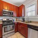 Bright And Restful 2br Near Uptown With Balcony Holiday home *