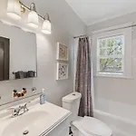 Chic 1 Bedroom Units Near Dilworth Holiday home *