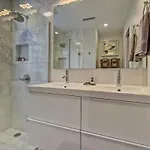 Spacious Condo With Easy Access To Uptown