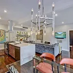 Modern 2Br Condo With Sunroom Near Uptown