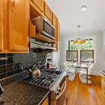 Holiday home Contemporary 2br In Myers Park With Screened Porch