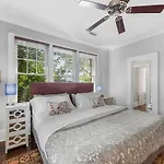 Holiday home Contemporary Gem In The Heart Of Myers Park *