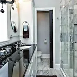 Holiday home Beautifully Furnished Modern 2br With Balcony Charlotte