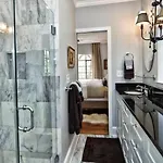 Beautifully Furnished Modern 2br With Balcony Charlotte