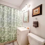 Holiday home Elegant 1br In Elizabeth With Covered Porch *