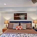 Comfortable And Stylish Near Myers Park *