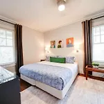 Elegant 1br In Elizabeth With Covered Porch Holiday home *