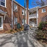 Holiday home Vibrant And Cozy 2br Near Uptown With Balcony