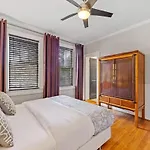 Contemporary 2br In Myers Park With Screened Porch