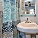 Beautifully Furnished Modern 2br With Balcony Charlotte