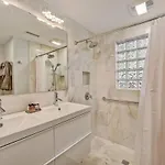 Comfortable And Stylish Near Myers Park *