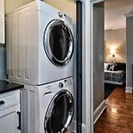 Beautifully Furnished Modern 2br With Balcony Holiday home Charlotte