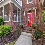 Holiday home Bright And Restful 2br Near Uptown With Balcony