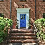 Beautifully Furnished Modern 2br With Balcony Holiday home Charlotte
