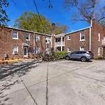 Holiday home Bright And Restful 2br Near Uptown With Balcony