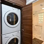 Comfortable And Stylish Near Myers Park *