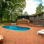 Cozy With Swimming Pool In Charlotte, North Carolina Holiday home