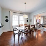 Holiday home Elegant 1br In Elizabeth With Covered Porch *