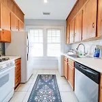 Holiday home Elegant 1br In Elizabeth With Covered Porch *
