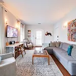 Holiday home Elegant 1br In Elizabeth With Covered Porch
