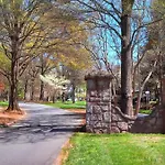 Holiday home Comfortable And Stylish Near Myers Park