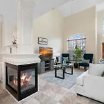 Cozy 4b 2 5b King Beds Jacuzzi Holiday home Charlotte