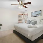 Cozy 4b 2 5b King Beds Jacuzzi Holiday home Charlotte