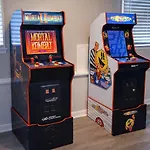 3Br Gem! Home Theater With Large Yard! 5 Miles To Airport And Uptown! Free Parking! Pets Ok!