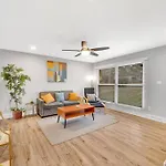 Homey 2Br Condo—King Bed—Lovely Location & Parking