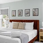 4 Kings-1 Queen-Gameroom-Lounge-Luxury Home-4K1Q2T