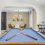 4 Kings-1 Queen-Gameroom-Lounge-Luxury Home-4K1Q2T