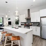 Modern Queen City Retreat-Sleeps 10